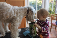 Bella wird von ihrer kleinen Freundin gefüttert